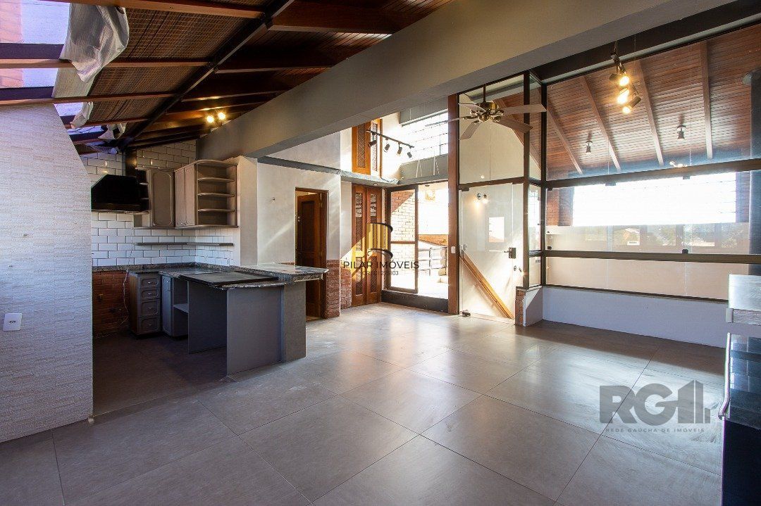 Excelente casa de 3 andares em condomínio fechado