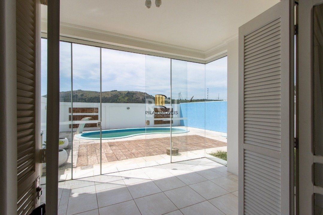 Uma suíte, estar íntimo, living 2 ambientes, lareira, lavabo, cozinha mobiliada,