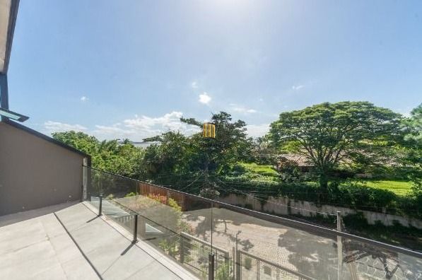 Casa com 3 suítes amplas, além de uma sala generoso com lareira e 2 vagas de garagem.