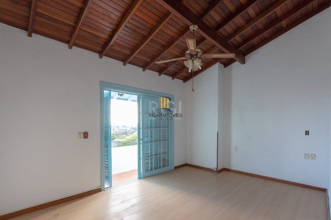 Casa com piscina em localização nobre no bairro Tristeza com vista para Rio Guaíba.
