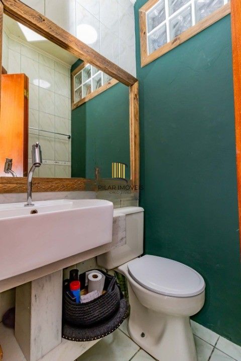 Casa de 3 dormitórios, em condomínio fechado na zona sul de Porto Alegre,  com lareira, churrasqueira e vaga de garagem.