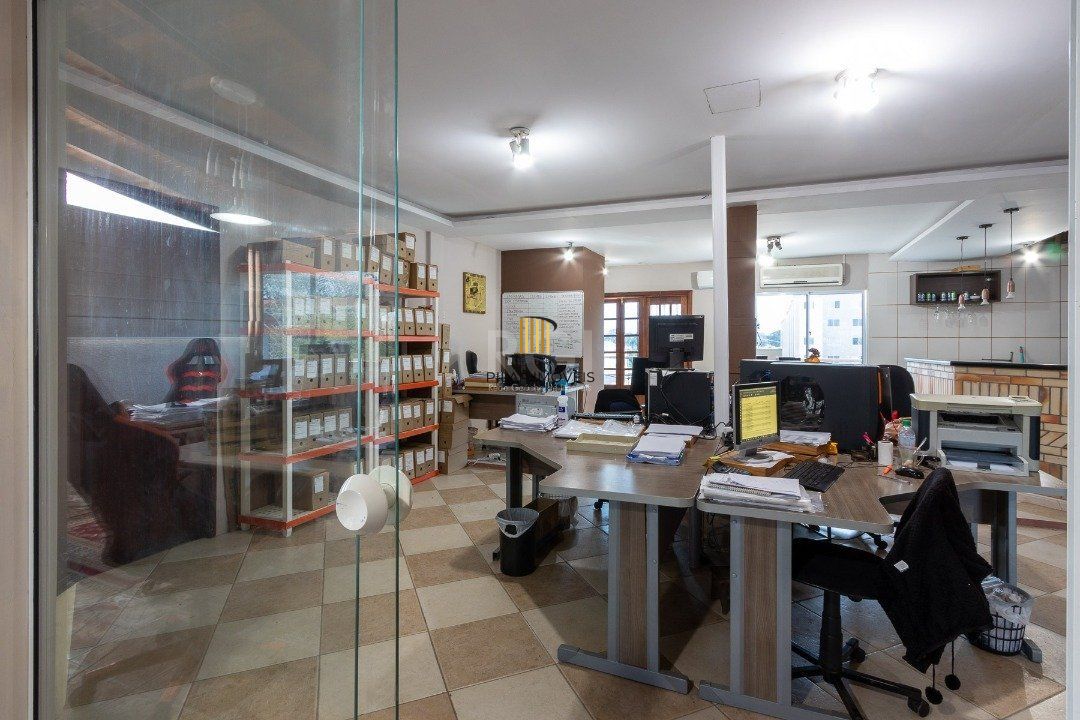 Sobrado para Venda - 300m², 3 dormitórios, sendo 1 suites, 3 vagas - Cavalhada