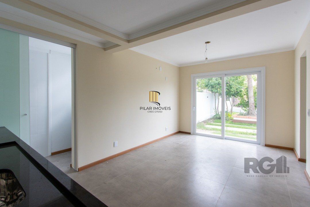 Casa 2 dormitórios no bairro Guarujá
