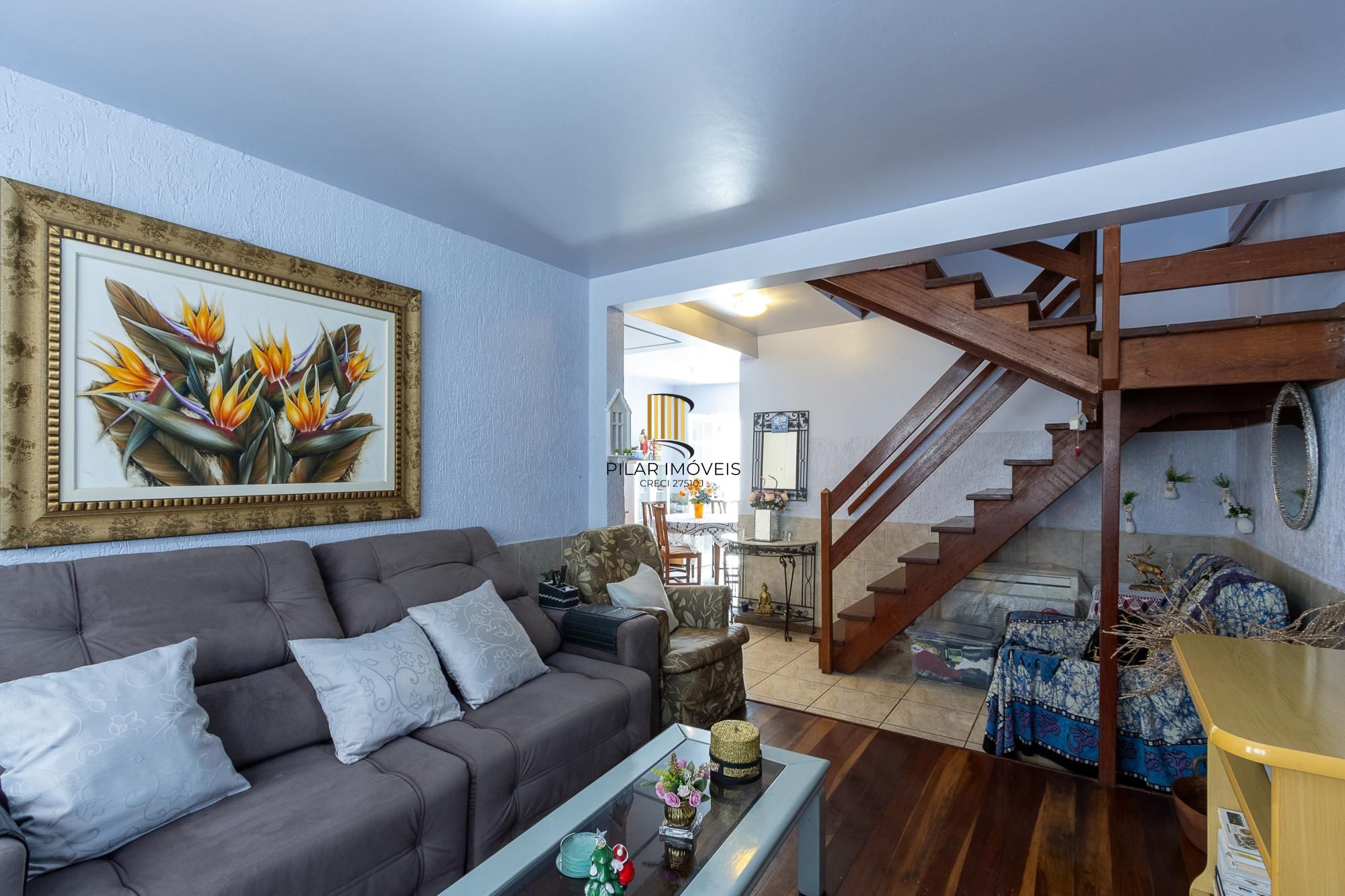 Casa de condomínio, de 3 dormitórios, 1 suíte e 2 vagas de garagem.