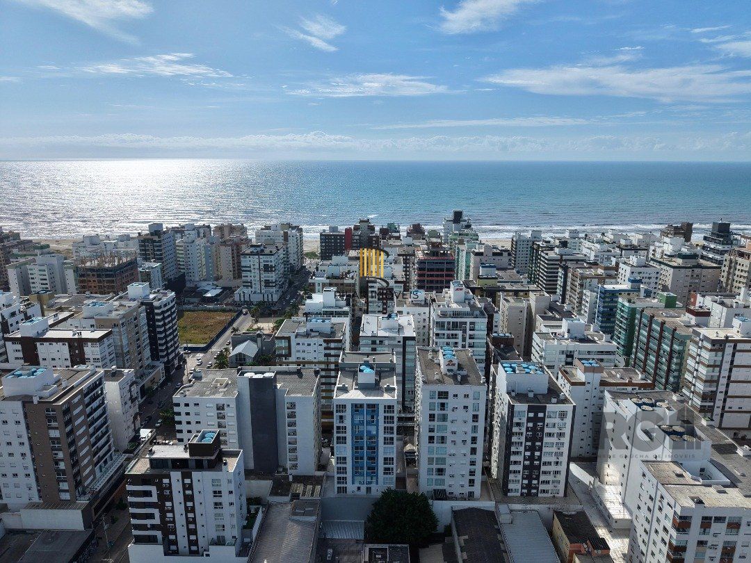 APARTAMENTO À VENDA COM SACADA DE FRENTE