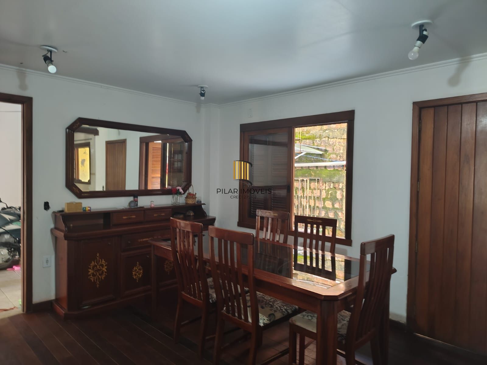 Casa de 4 dormitórios, 1 suíte e 4 vagas de garagem no bairro Cavalhada.