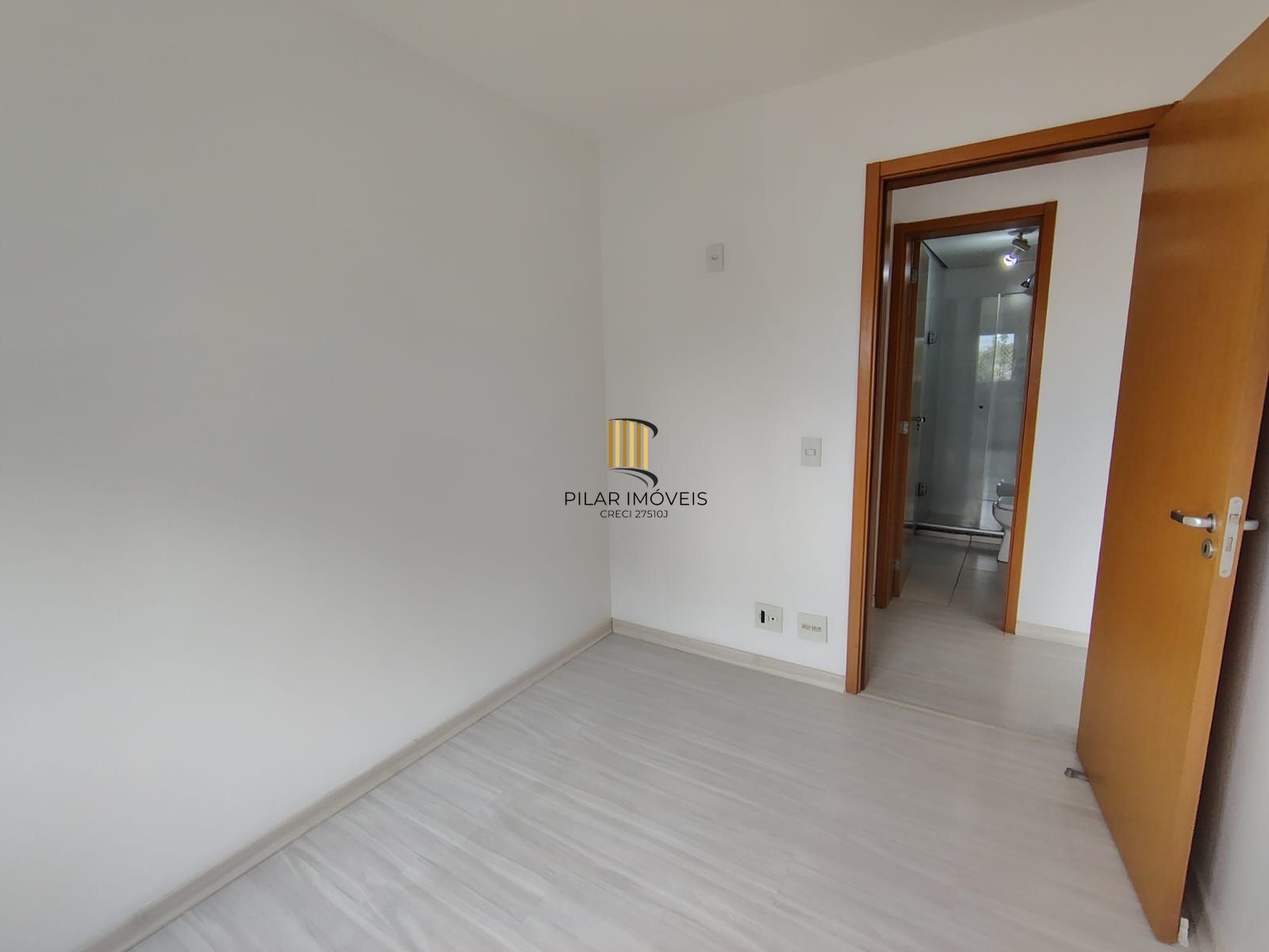 Apartamento de 2 dormitórios, living, cozinha planejada, área de serviço, banheiro social e 1 vaga de garagem escriturada.