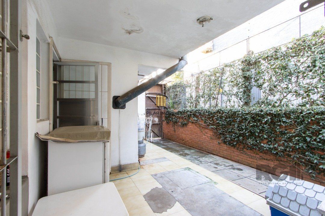 Casa em condomínio que possui  3 dormitórios, sendo 1suíte, lavabo, escritório, possibilidade de um 4 dormitório,