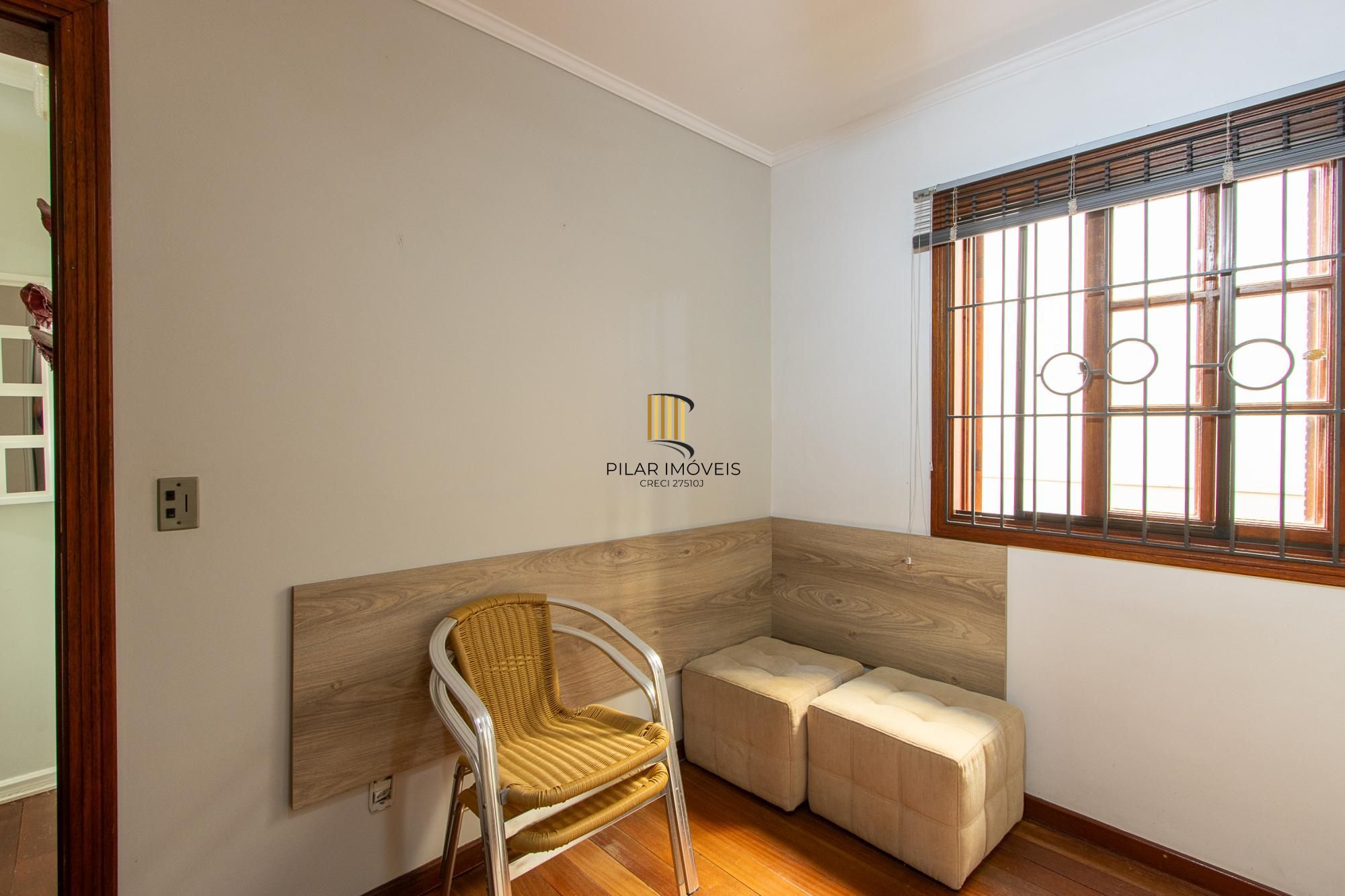 Excelente casa de 3 dormitórios, 1 suíte, pátio, piscina e vaga para 2 carros cobertas.