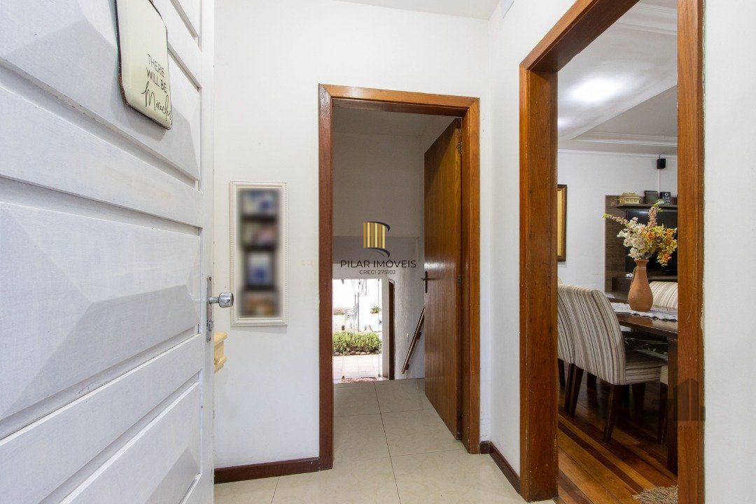 Casa no bairro Cristal, Possui 4 dormitórios, sendo 1suíte, closet e banheira de hidromassagem, com possibilidade de um podendo 1 dormitórios extra.