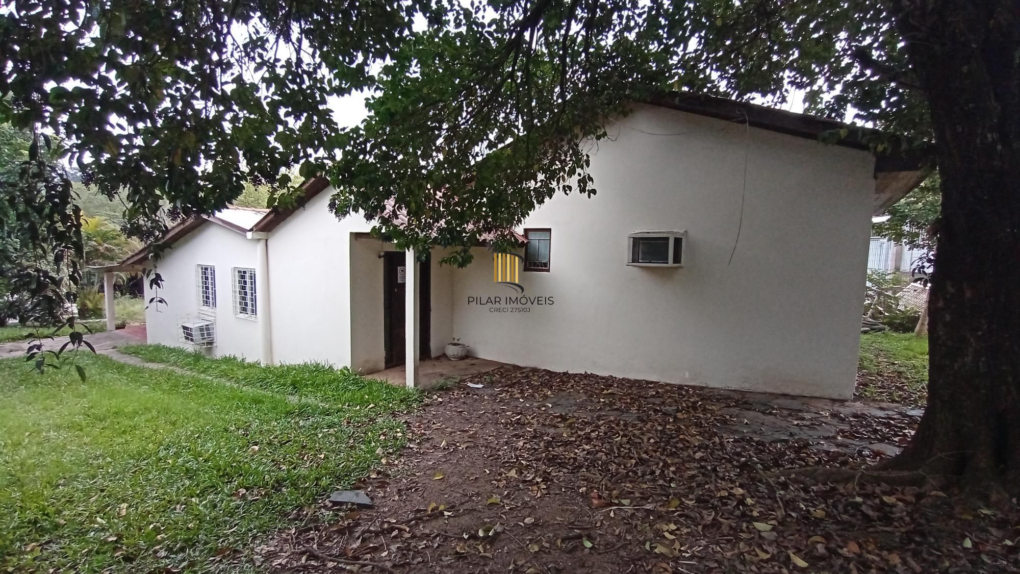 Sossego e natureza em Porto Alegre: 3 quartos, piscina e quase 2000m² de área