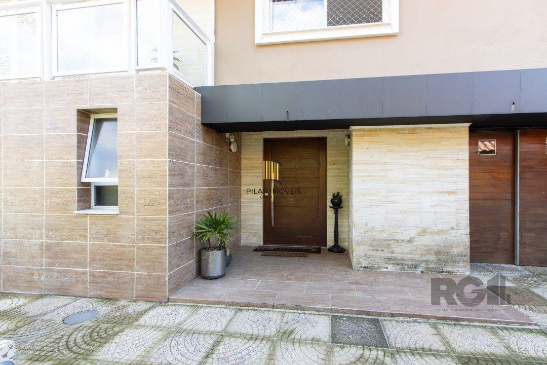 Casa a venda no bairro Guarujá com 4 dormitórios, piscina e salão de festas
