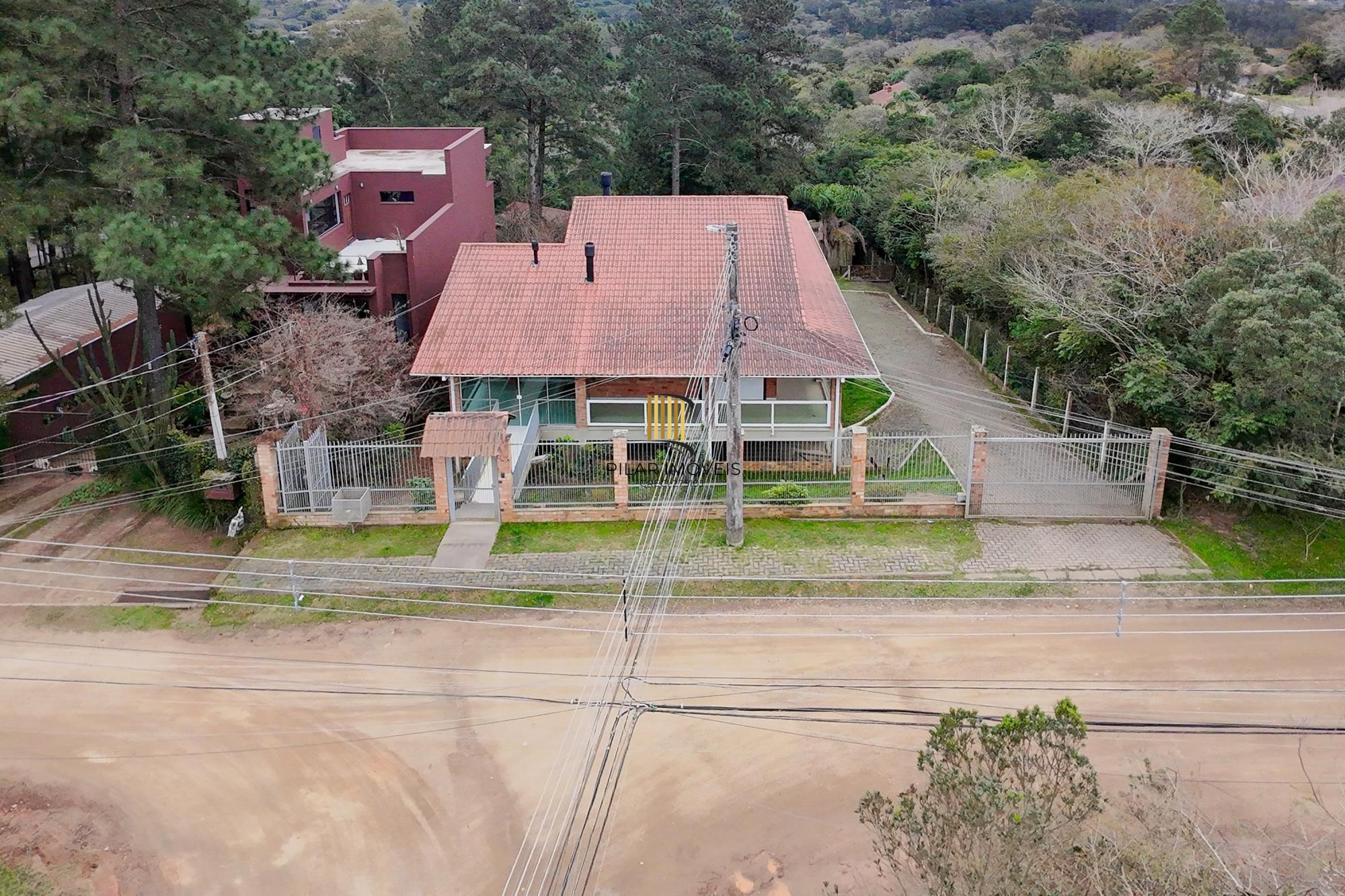Casa de alvenaria, com 3 dormitórios, 1 suíte, living, cozinha, lavanderia, churrasqueira, banheiro social, pátio e 4 vagas de garagem.