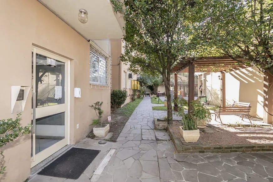 Apartamento de 2 quartos, no Bairro Tristeza, semi-mobiliado, com vaga escriturada.