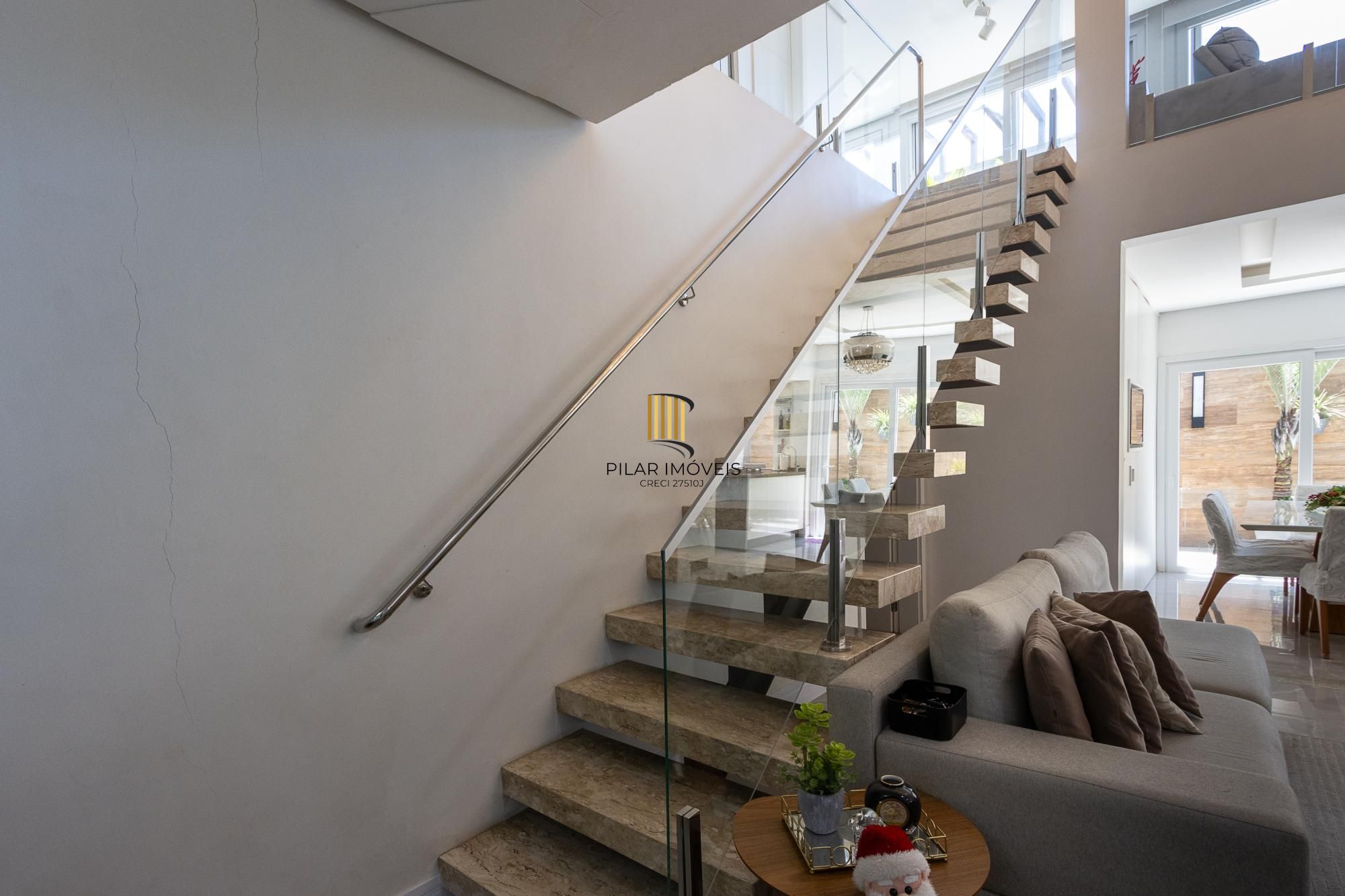 Excelente casa de 3 dormitórios, 3 suítes e 2 vagas no bairro Cavalhada.