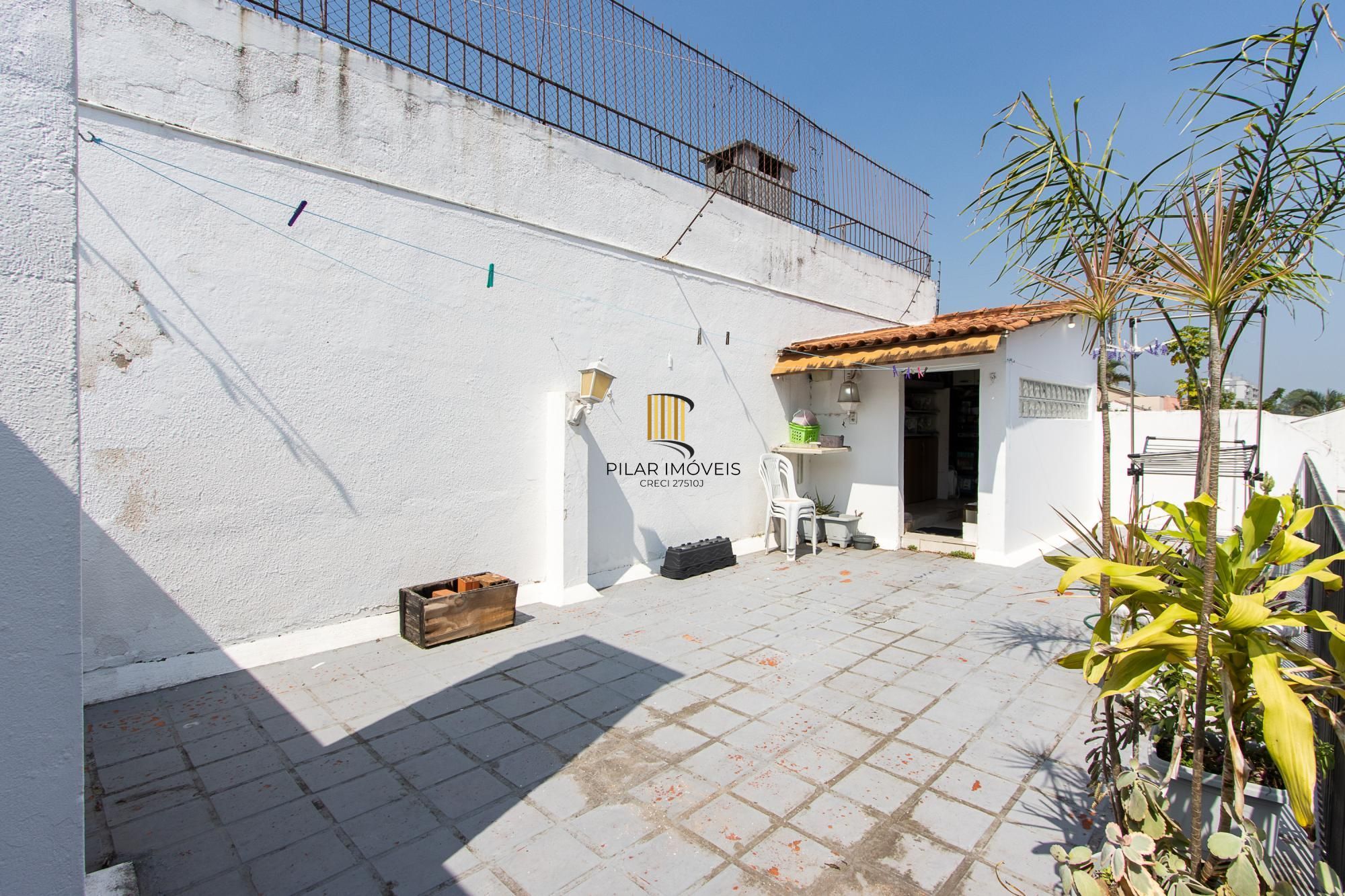 Linda casa totalmente reformada, 3 quartos (1 suite), 2 vagas cobertas - Bairro Nonoai