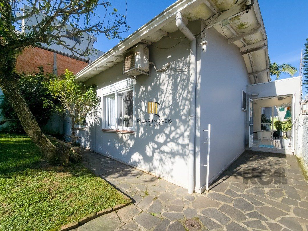 CASA TÉRREA REFORMADA, 3 QUARTOS, SUITE, PÁTIO - BAIRRO CRISTAL
