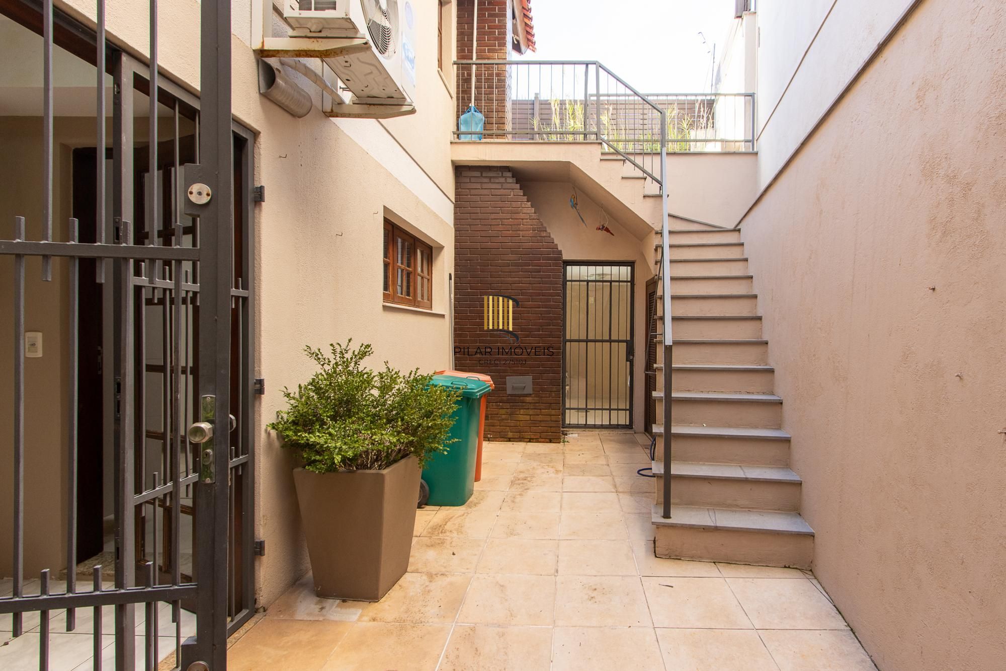 Excelente casa de 3 dormitórios, 1 suíte, pátio, piscina e vaga para 2 carros cobertas.