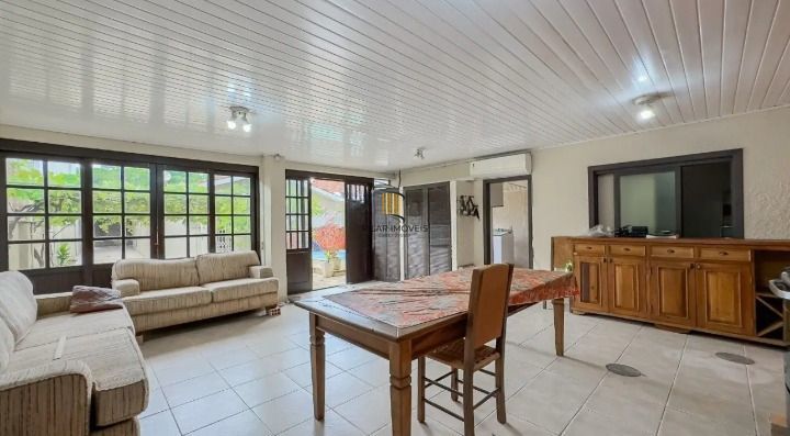 Casa de 3 dormitórios, 1 suíte e 3 vagas de garagem, bairro Ipanema.