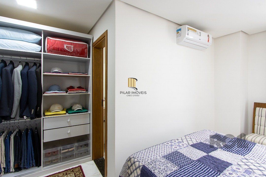 casa possui 3 suítes, 2 com closet