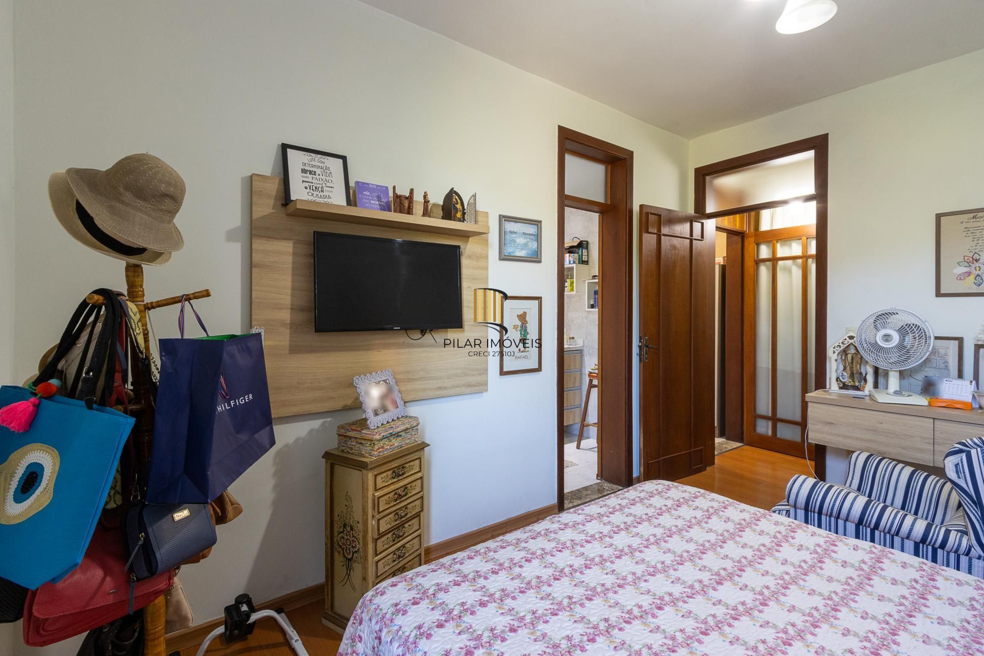 Casa em condomínio á venda com 6 dormitórios em Porto Alegre