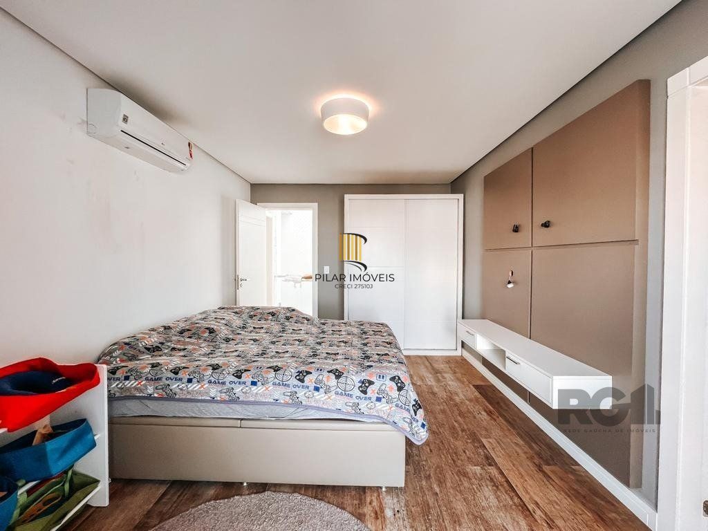 Excelente residência com aproximadamente 219m² privativos,