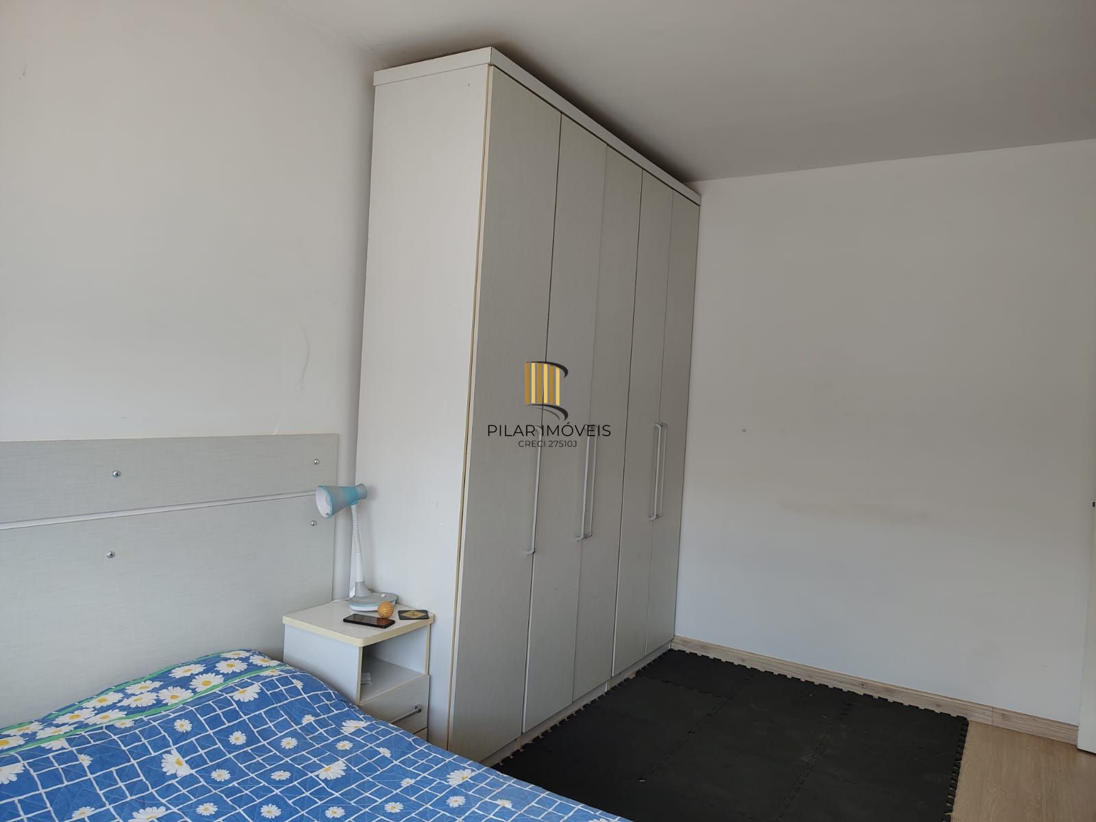 Apartamento de 2 dormitórios, 2 banheiros e 1 vaga no bairro Cristal.