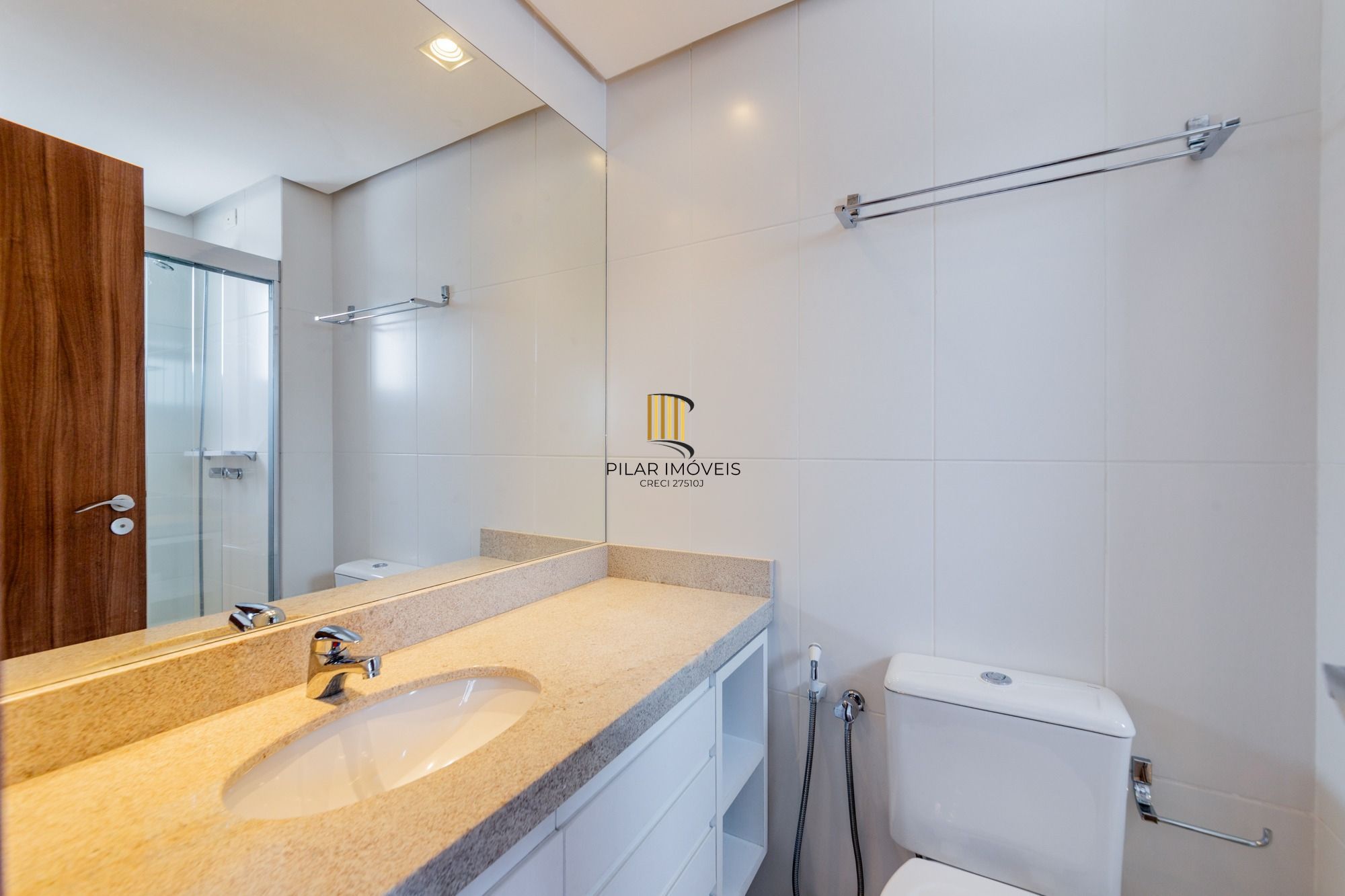 Apartamento semimobiliado, com 94m privativos, 2 suites e 3 vagas de garagem