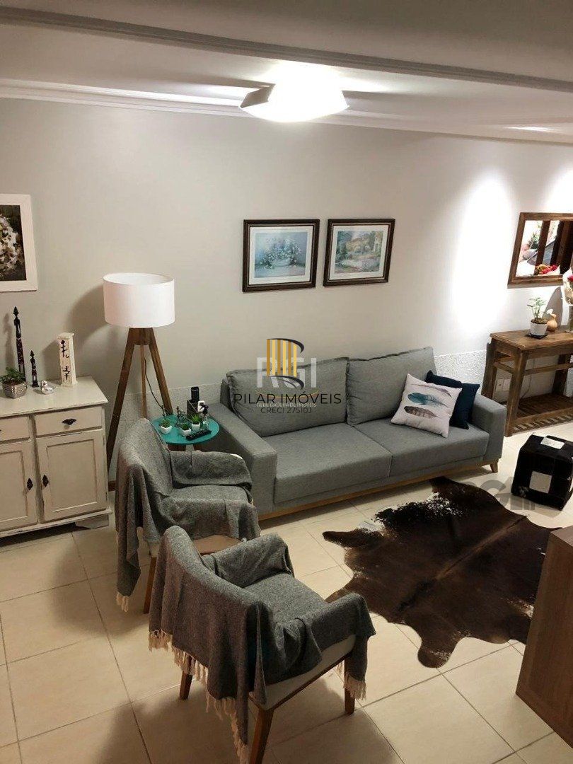 Casa residencial de 3 dormitórios sendo um uma suíte localizada no bairro Guarujá.