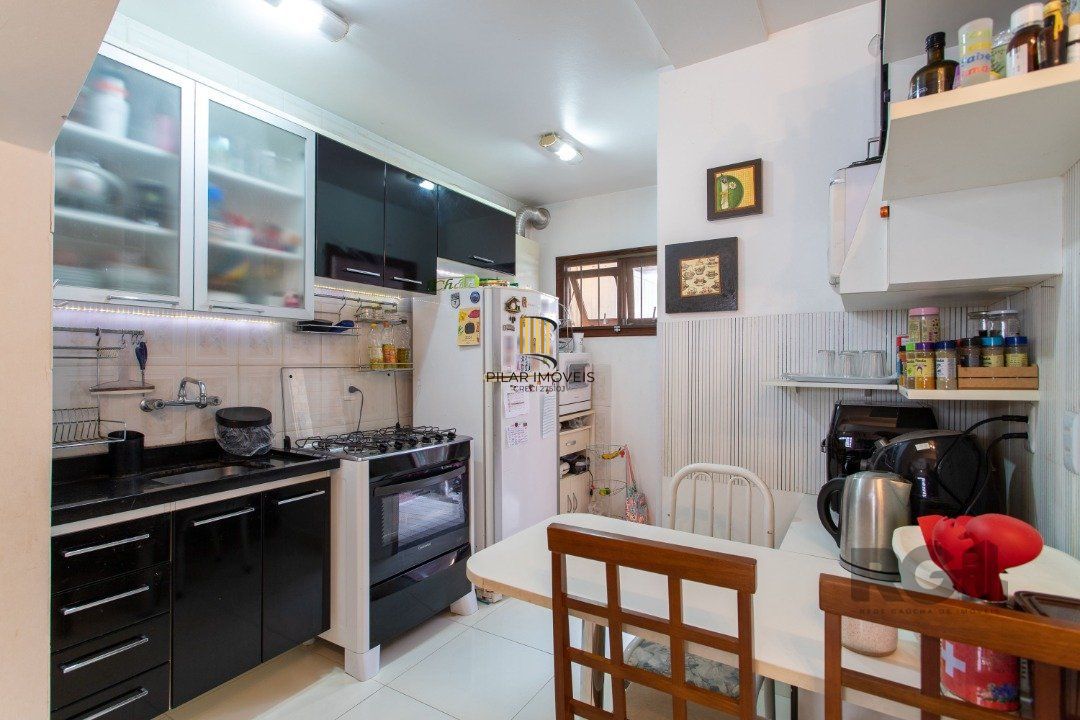 A casa possui 78m² de área construída, com um adicional de 20m²