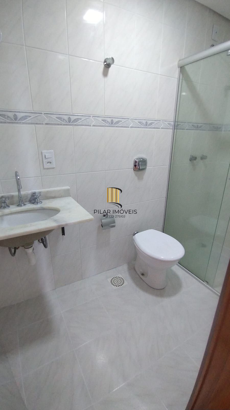 Apartamento de 2 dormitórios, 1 suíte e 2 vagas de garagem no bairro Tristeza.