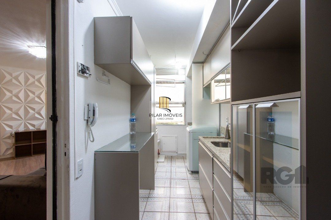 Apartamento de 02 dormitórios com móveis e roupeiros planejados