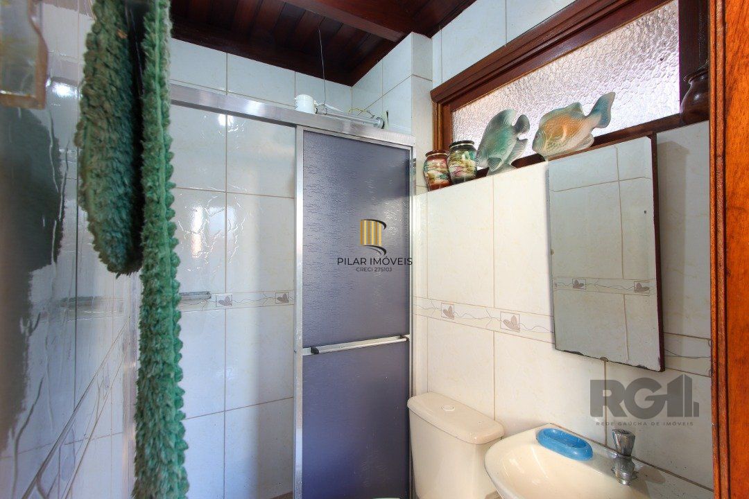 Casa a venda com 03 dormitórios, living 03 ambientes com vista para o Rio.