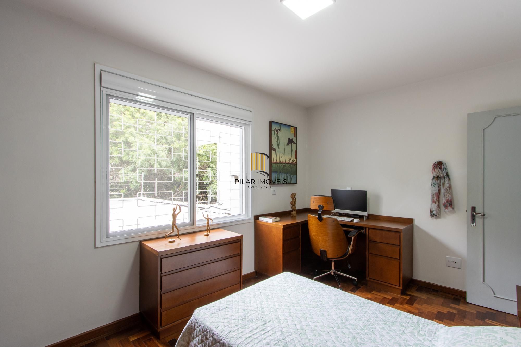 Casa TODA Reformada à Venda  – Mobiliada