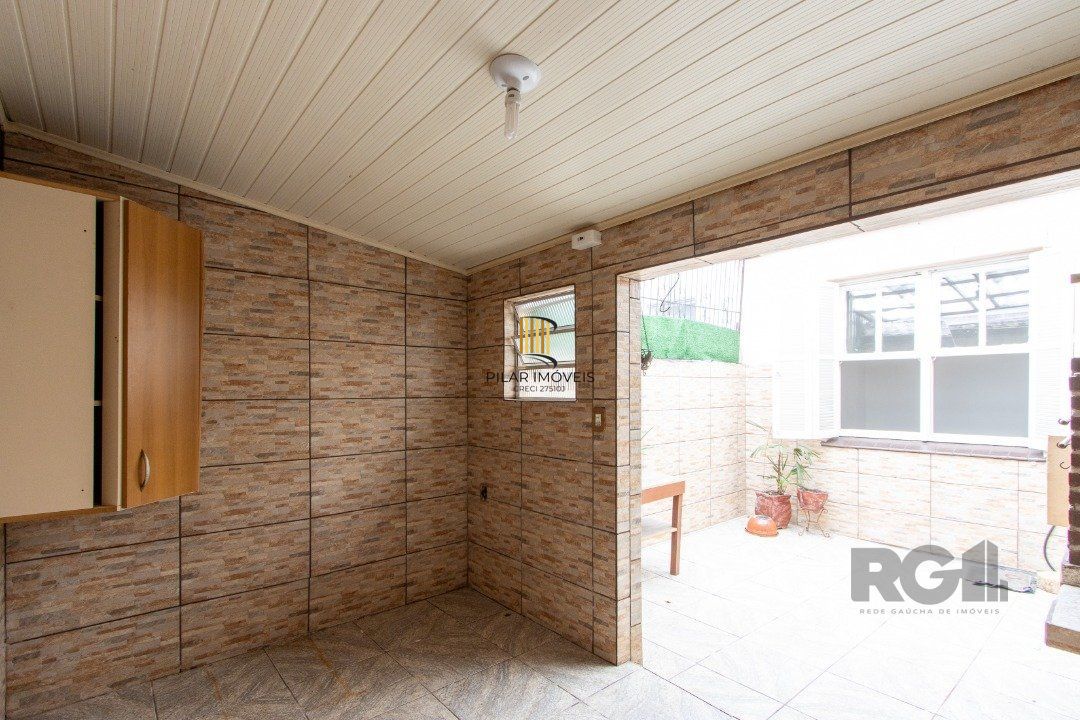 Apartamento térreo, com pátio, 2 quartos - Bairro Menino Deus