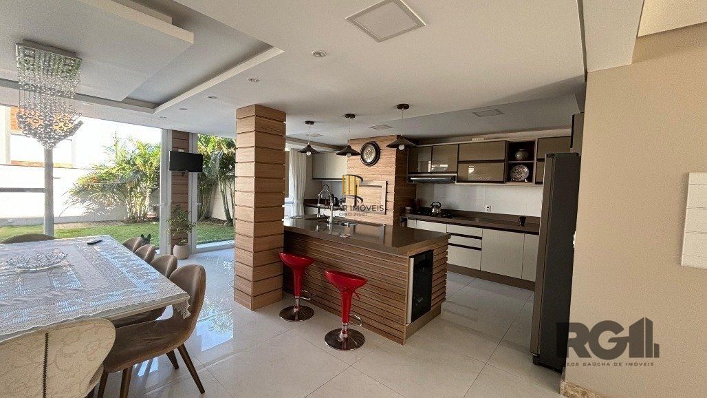Casa em condomínio com 4 suítes, 4 vagas de garagem, pátio com piscina