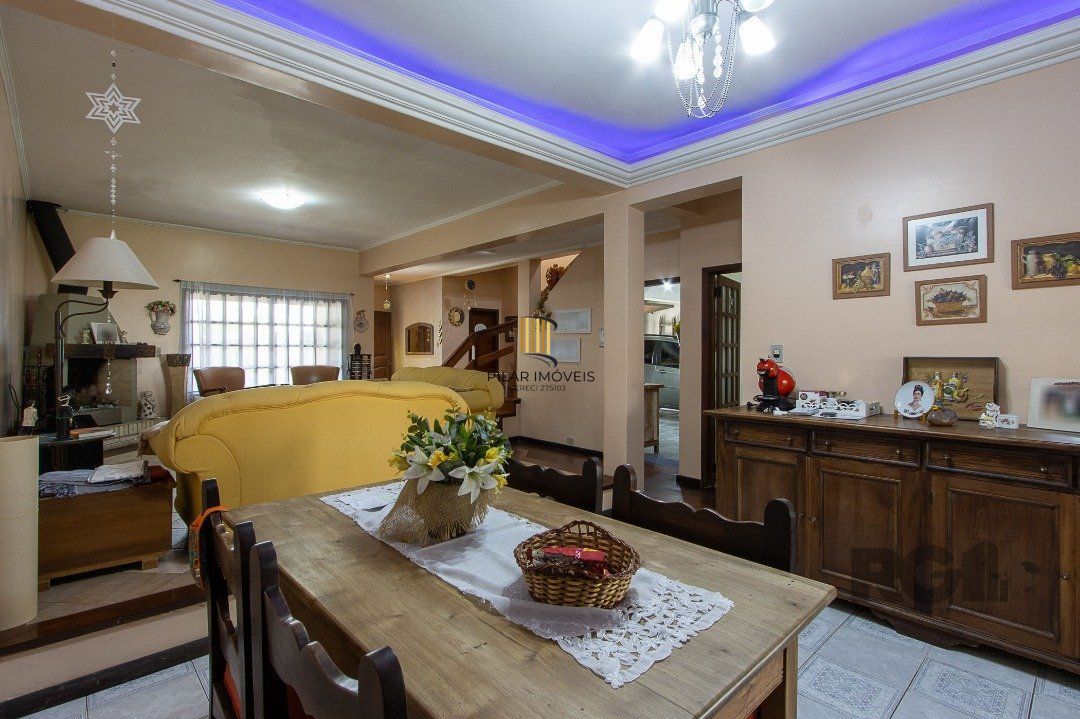 Casa para Venda - 300m², 3 dormitórios, sendo 1 suites, 4 vagas - Nonoai