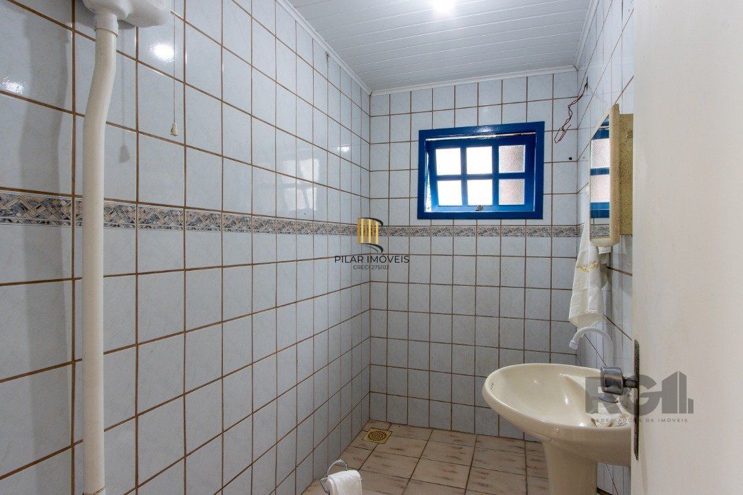 Casa térrea, 3 quartos, edícula, com 2 suites, pátio - Bairro Guarujá