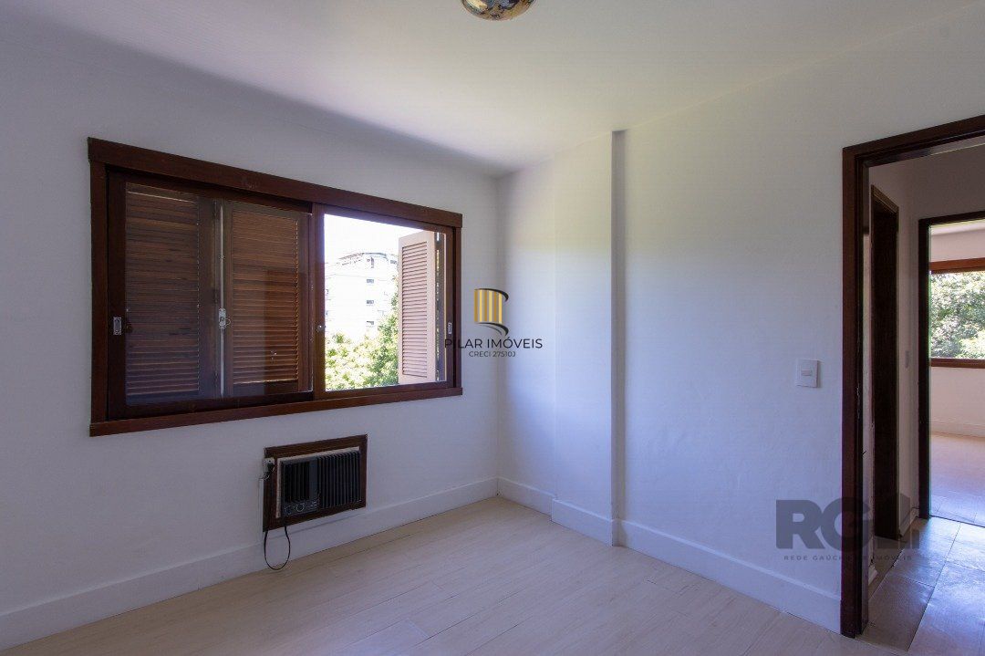 Apartamento, 2 dormitórios, bairro Cristal.