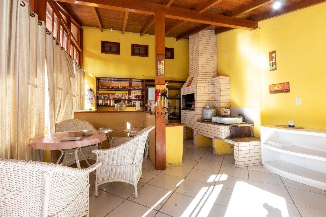 Casa para Venda - 240m², 6 dormitórios, sendo 3 suites, 2 vagas - Glória