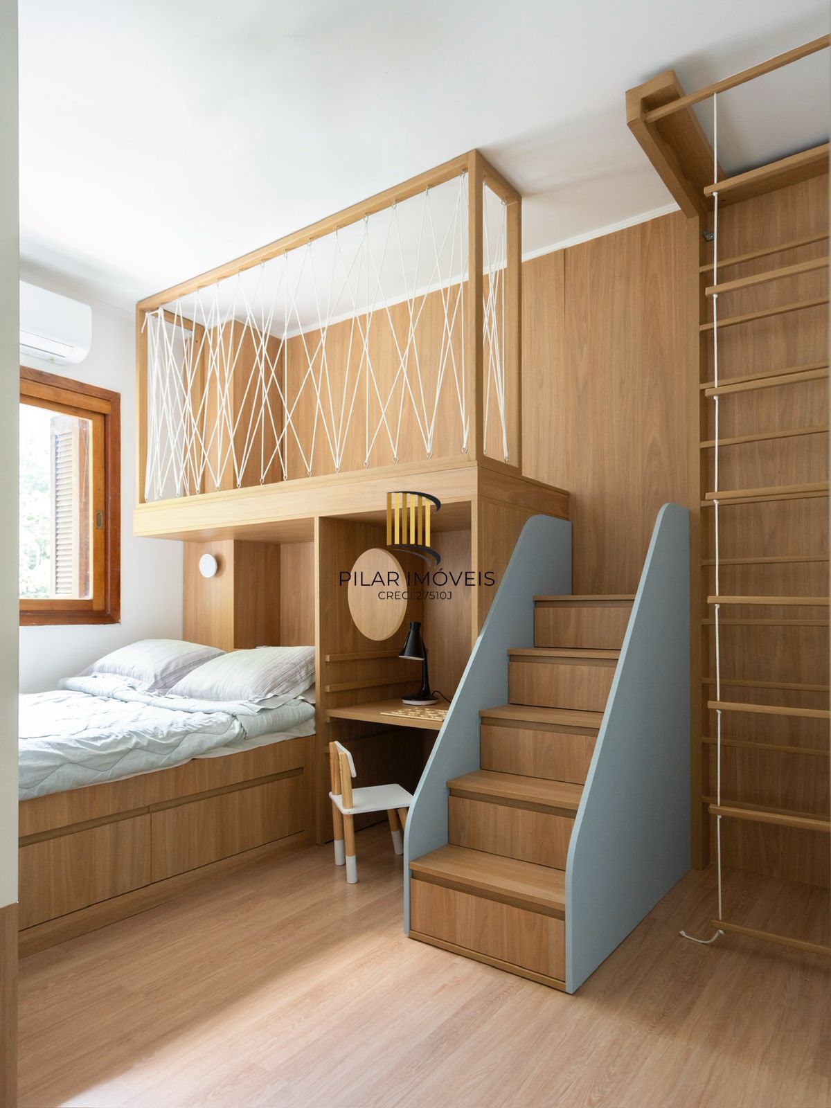 Casa com 3 suítes amplas, além de uma sala generoso com lareira e 2 vagas de garagem.