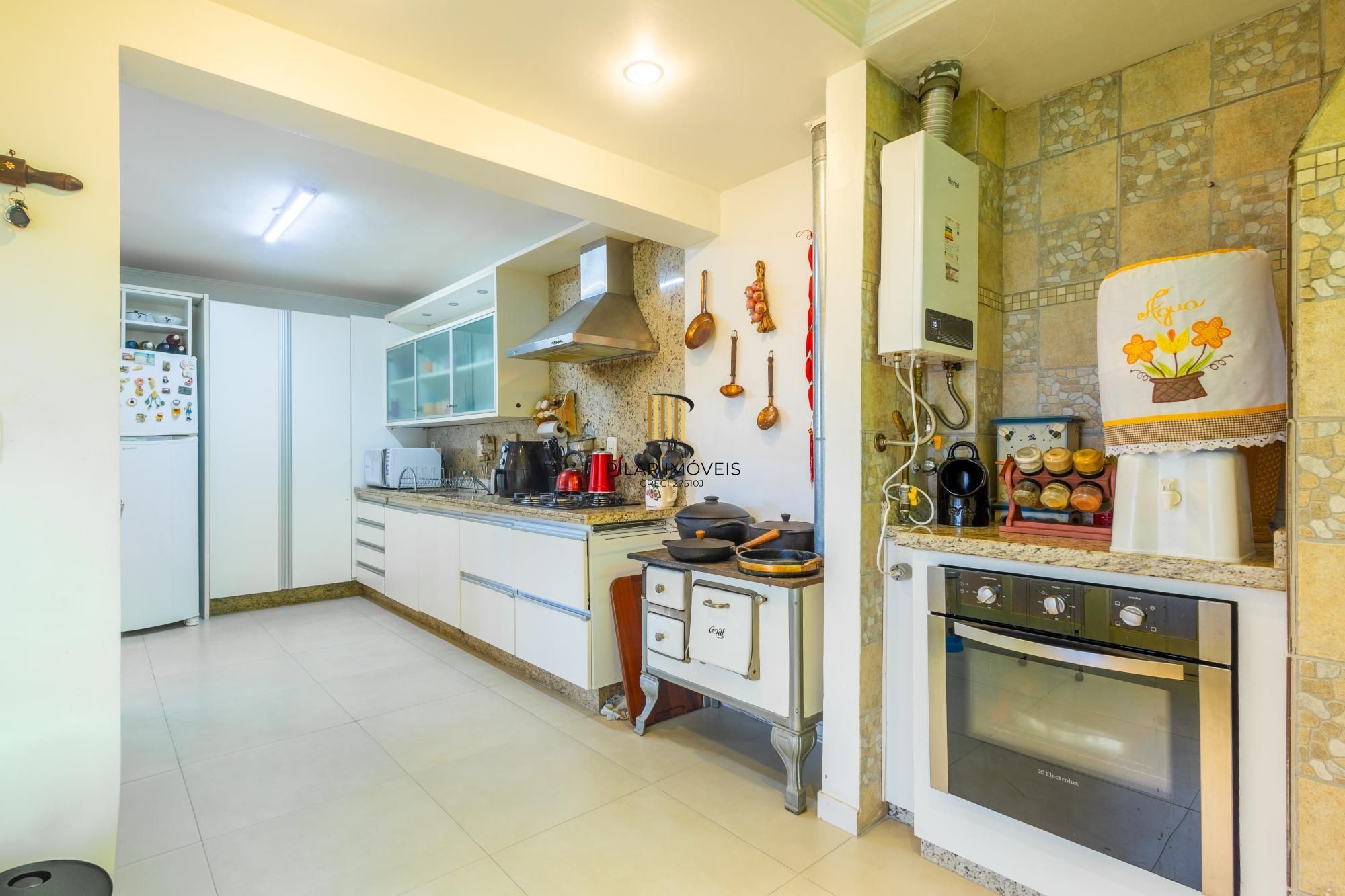 Casa em condomínio bairro Tristeza, com 185m² privativos.