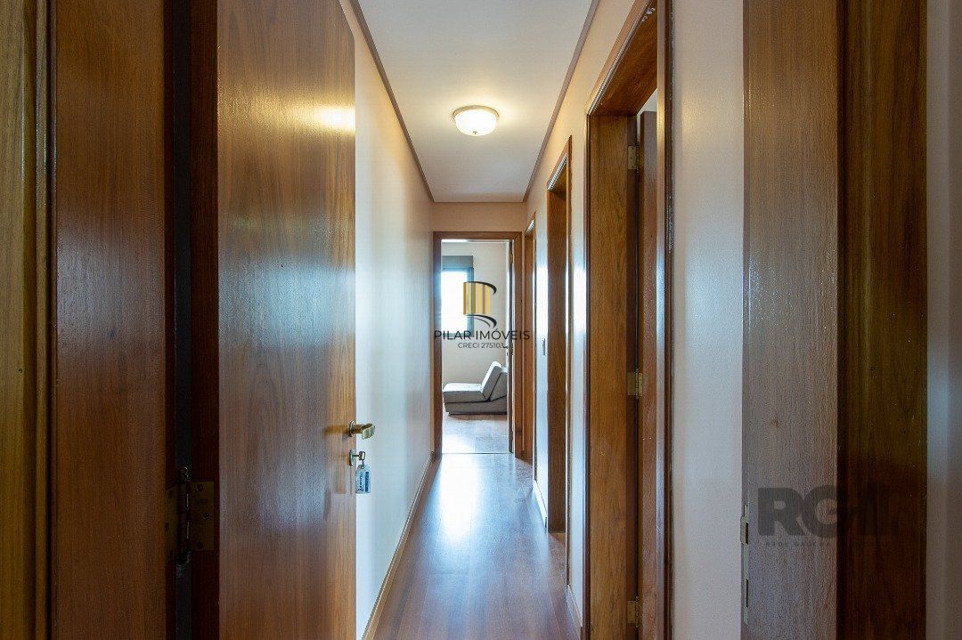 Apartamento 3 quartos, 1 suite, dependência, sacada com churrasqueira, 2 vagas - Bairro Menino Deus