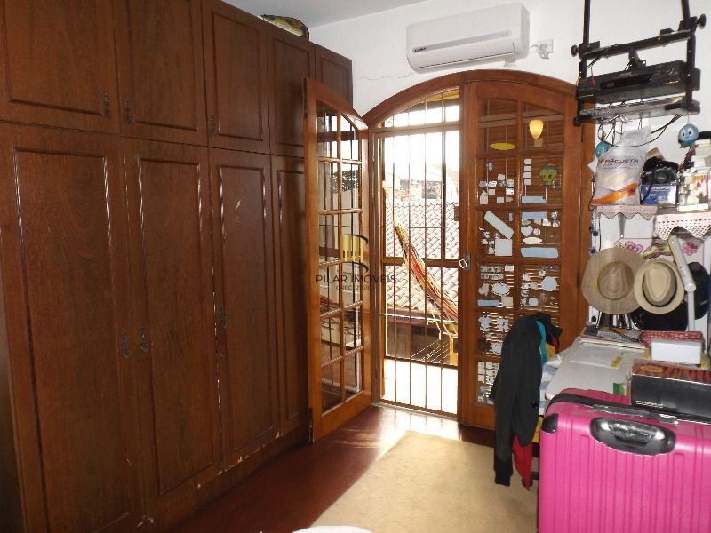 Casa para Venda - 250m², 3 dormitórios, sendo 3 suites, 7 vagas - Medianeira