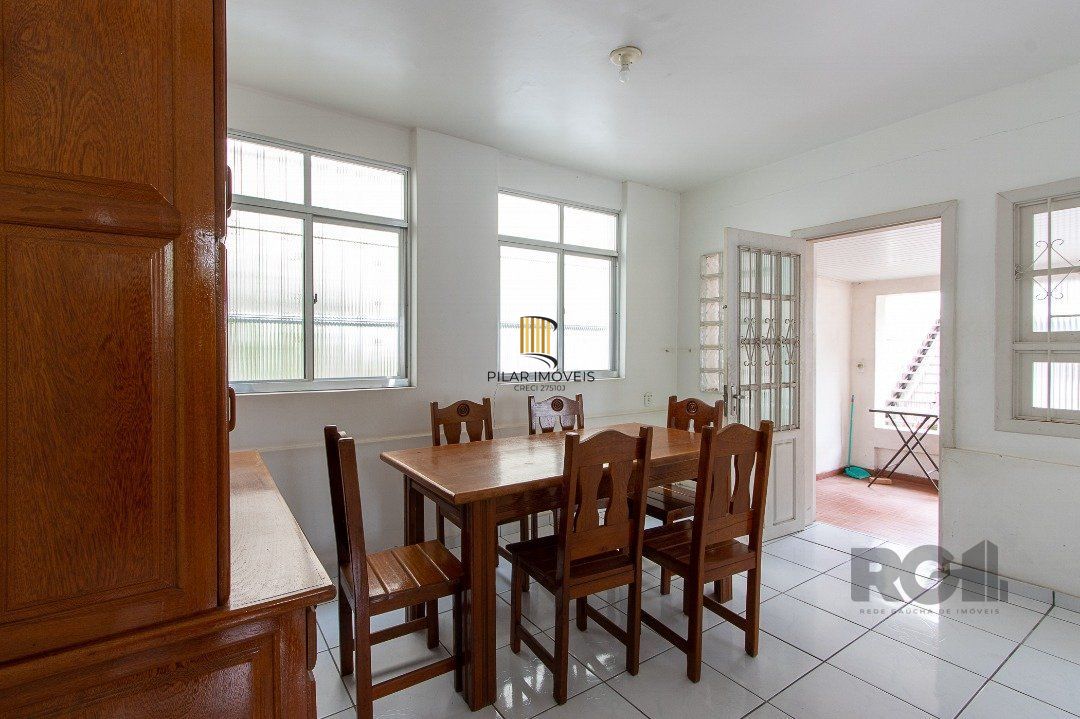 Casa 5 dormitórios no bairro Ipanema