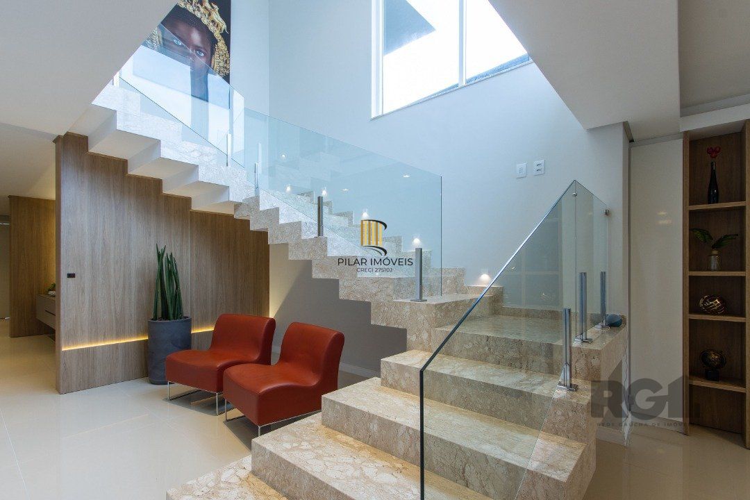 casa com  3 suítes no piso superior, mais 1 suíte no primeiro pavimento.