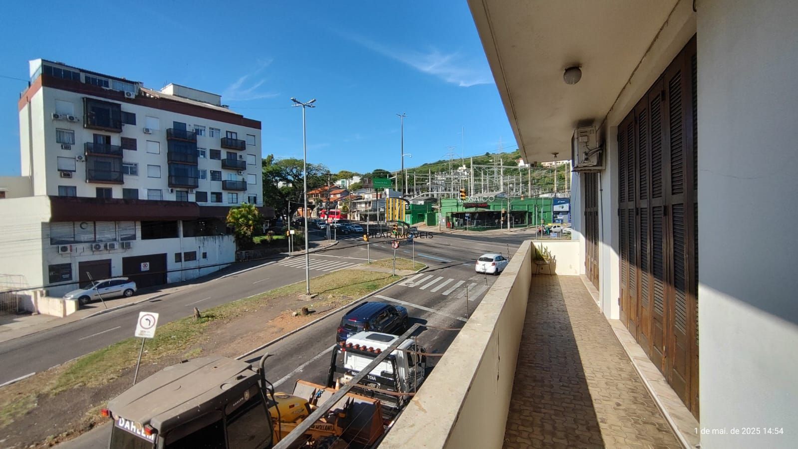 Apartamento de 4 dormitórios, 2 suítes, sacada, living para 2 ambientes bem amplo.