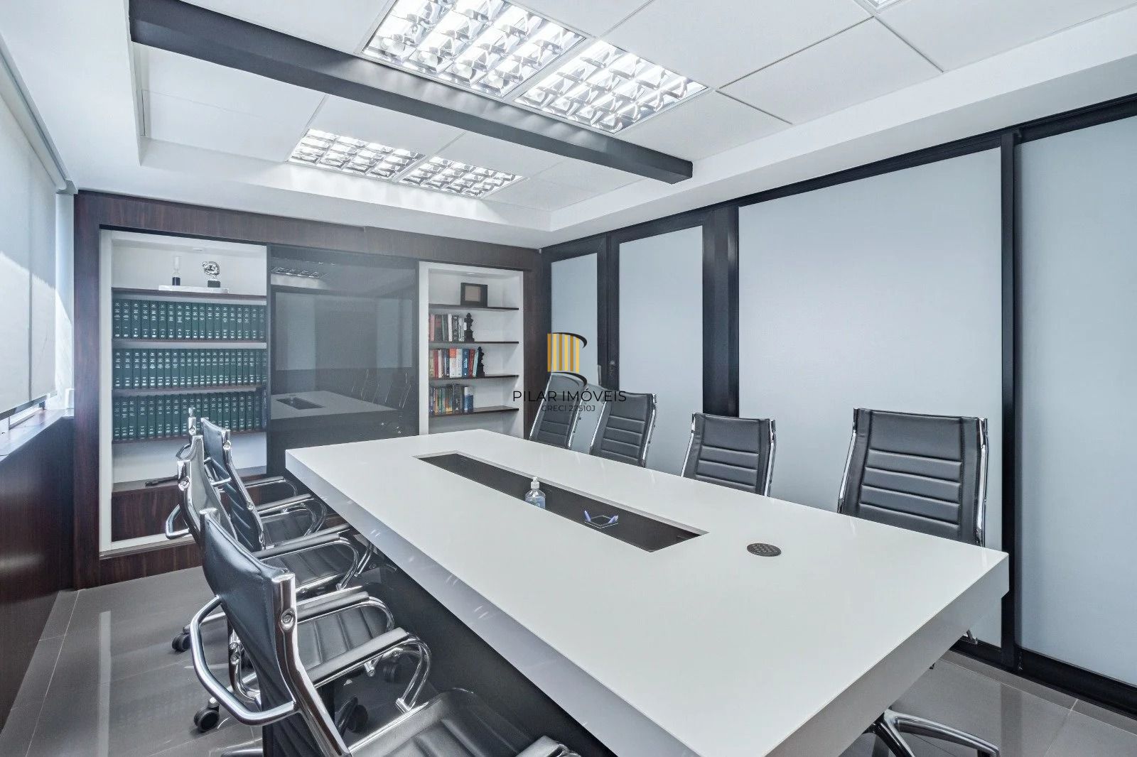 Sala/Conjunto Comercial com 4 vagas e 218m²