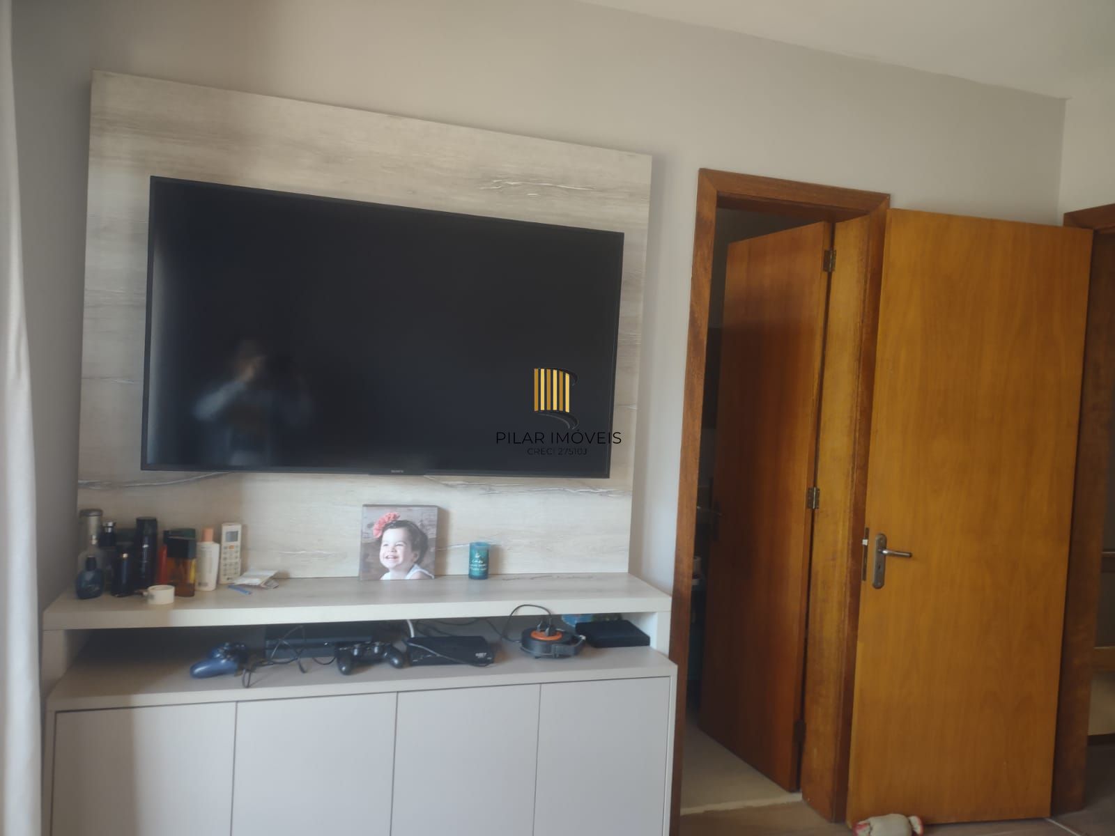 Casa de condomínio, 3 quartos, 1 suíte, piscina e 2 vagas de garagem;