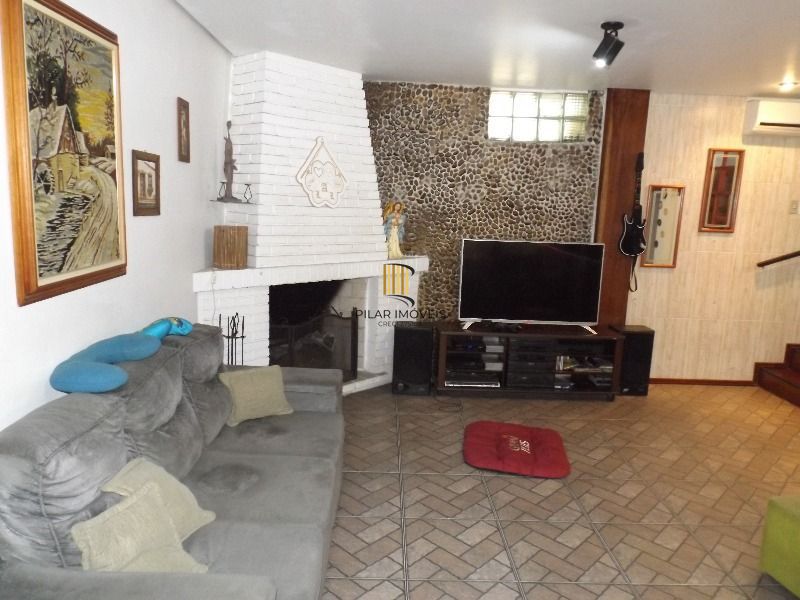 Casa para Venda - 250m², 3 dormitórios, sendo 3 suites, 7 vagas - Medianeira